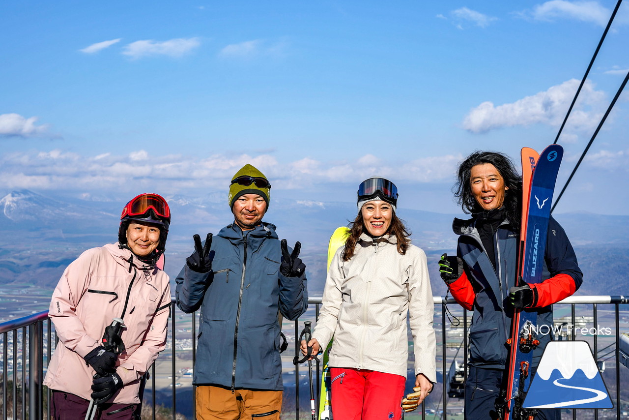 富良野スキー場 のんびりとした雰囲気漂う春のゲレンデ。そこに、サプライズゲスト・プロスキーヤー山木匡浩さん登場！